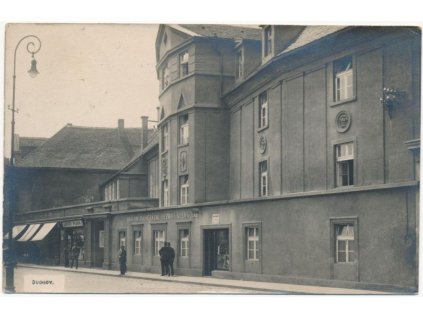 65 - Teplicko, Duchcov, oživená partie před "Okr. lidovými lázněmi,(obchod J.Plíva),cca 1927