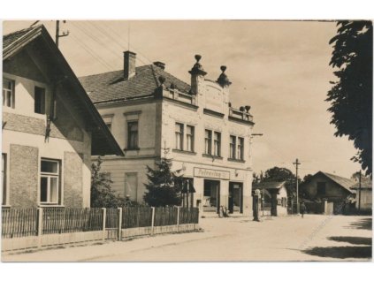 22 - Jičínsko, Chomutice, partie z ulice (dům s potravinami), cca 1948