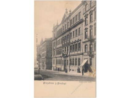 49 - Praha, Ženský výrobní spolek, oživená partie před domem, cca 1901