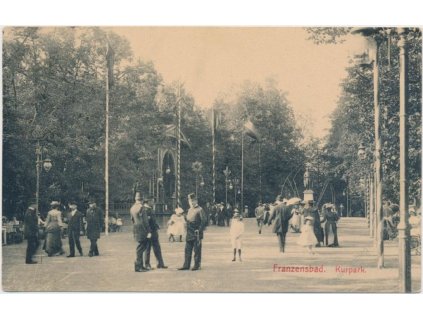 08 - Chebsko, Františkovy Lázně, lázeňský park, lidé na procházce,1915