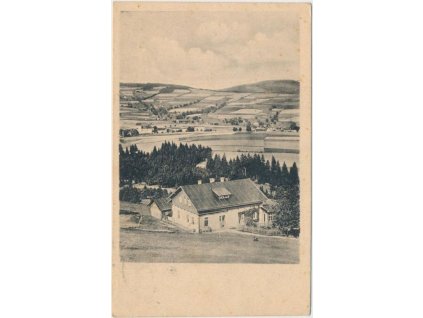 57 - Rychnovsko, chata Panorama v Dříši, v pozadí obec Deštné, ca 1920