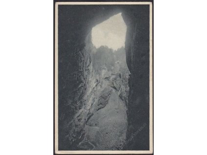 03 - Blanensko, pohled na vnitřek Macochy z "Pekelného jícnu", cca 1925