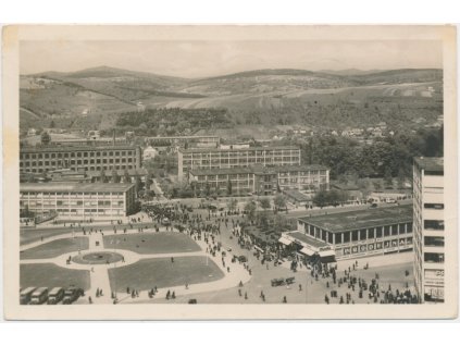73 - Zlín, oživené Náměstí Práce, cca 1950