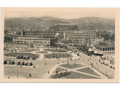 73 - Zlín, oživené Náměstí Práce, autobusy... cca 1946