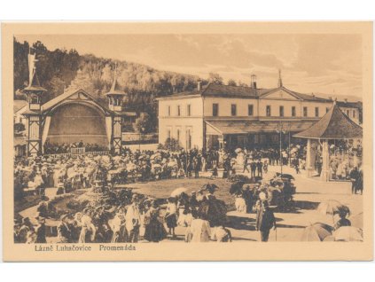 73 - Zlínsko, Luhačovice, Promenáda s lázeňskými hosty, cca 1930
