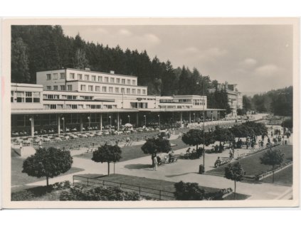 73 - Zlínsko, Luhačovice, oživená lázeňská promenáda před Společenským domem, Grafo Čuda, cca 1943