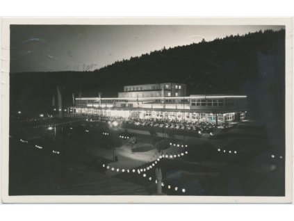 73 - Zlínsko, Luhačovice, Společenský dům v noci, Grafo Čuda, cca 1940