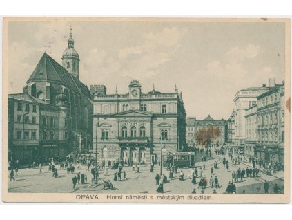 42 - Opava, oživené Horní náměstí s malým divadlem, cca 1927