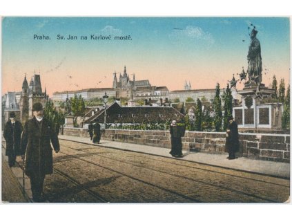 49 - Praha, oživený Karlův most u sochy Sv. Jana, cca 1919
