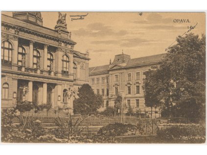 42 - Opava, partie před Zemským muzeem, cca 1922