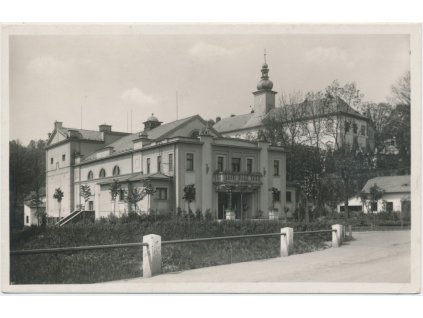 70 - Orlickoústecko, Kyšperk, pohled na divadlo a zámek, cca 1935