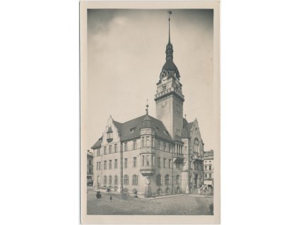 62 - Šumperk, oživená partie před radnicí, cca 1935