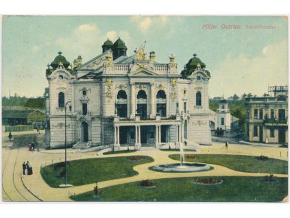 43 - Ostrava, oživená partie před divadlem, cca 1910