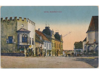 67 - Třebíčsko, Moravské Budějovice, oživená partie u domů na náměstí