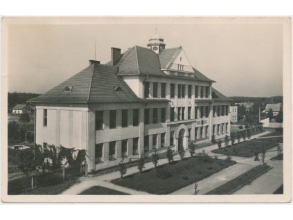 44 - Pardubicko, Horní Jelení, partie před základní školou, Grafo Čuds