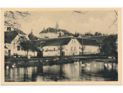 54 - Příbramsko, Zálužany, partie z návsi s pohledem na zámek