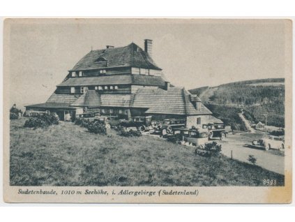57 - Rychnovsko, partie u Masarykovy chaty, automobily..., cca 1945