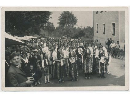 15 - Domažlicko, oživená partie, Baarovy slavnosti na Výhledech 1933