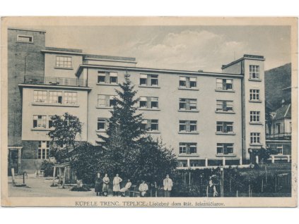 Slovensko, Trenčianské Teplice, lidé u Liečebného domu št. železničiarov
