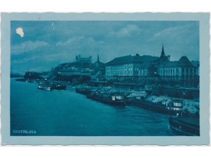 Slovensko, Bratislava, pohled na město a lodě na Dunaji, cca 1937