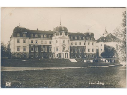 27 - Kladensko, Zámek Lány, oživená partie před zámkem, cca 1926