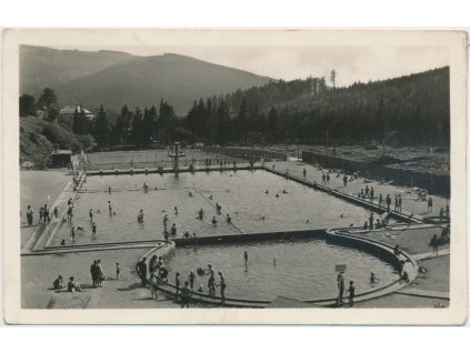66 - Trutnovsko, Špindlerův Mlýn, oživená partie z koupaliště, cca 1930