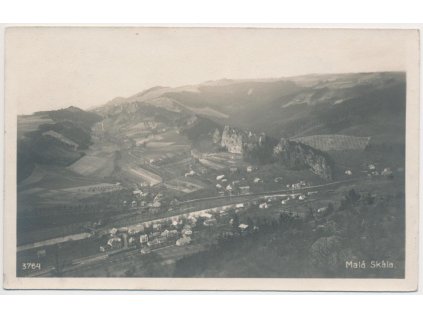 20 - Jablonecko, Malá Skála, celkový pohled na obec a hrad Vranov,1922