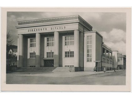 38 - Náchodsko, Hronov, oživená partie u Jiráskova divadla, cca 1937