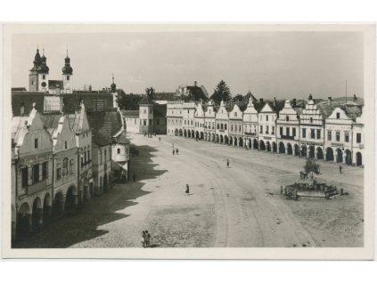 23 - Jihlavsko, Telč, oživené náměstí, grafo Čuda, cca 1946
