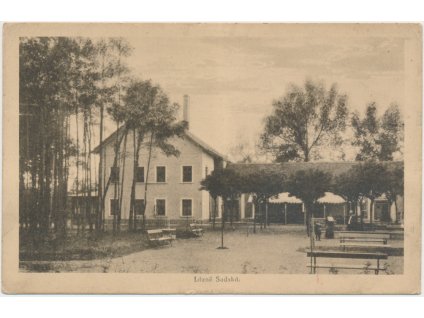 40 - Nymbursko, Lázně Sadská, oživená partie u restaurace, cca 1924