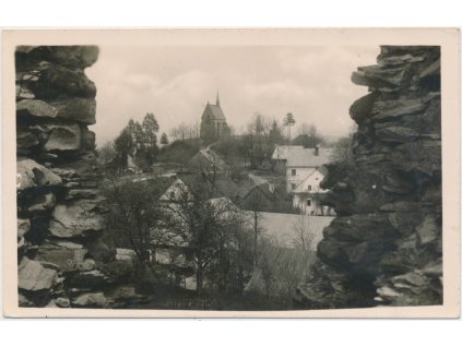 70 - Orlickoústecko, Lanšperk, pohled na obec s kaplí, cca 1943