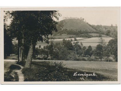 70 - Orlickoústecko, Lanšperk, partie z obce s výhledem na hrad, ca1930