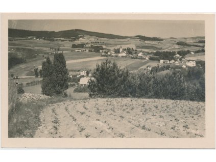 54 - Příbramsko, Jesenice u Sedlce, celkový pohled na obec, cca 1943
