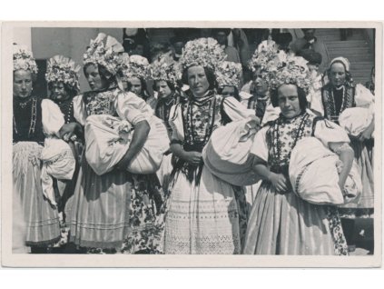 Slovensko, Národopisné slavnosti na Sliači, ženy v krojích, cca 1930