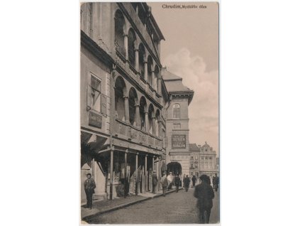 10 - Chrudim, Mydlářův dům, oživená ulice, sklad suken J. Kubal a syn