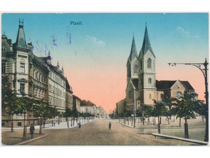 47 - Plzeň, oživená ulice, kostel..., cca 1916