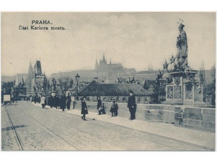 49 - Praha, oživená partie z časti Karlova mostu, cca 1920