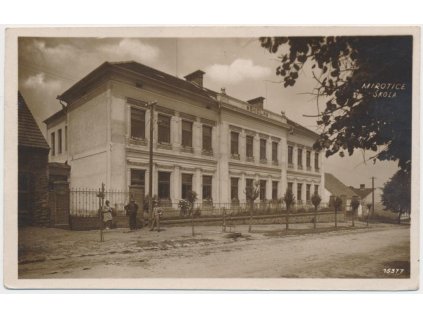 46 - Písecko, Mirotice, oživená partie před školou, cca 1933