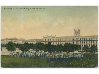 36 - Mladá Boleslav, oživená partie před kasárnama, cca 1900