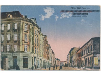 43 - Ostrava, oživená Nádražní třída, cca 1915