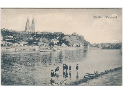 49 - Praha, oživená partie u řeky Vltavy pod Vyšehradem...