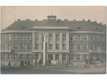 30 - Kroměříž, oživená partie před budovou, cca 1934