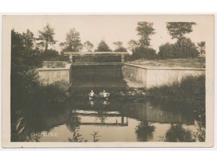 22 - Jičínsko, Chomutice, oživená partie u stavidla, cca 1943