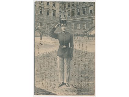 Salutující voják před kasárnama, cca 1903