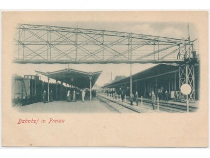 53 - Přerov, vlakové nádraží, oživená partie z nástupiště, cca 1920