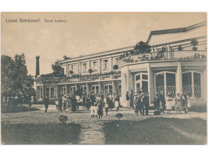 44 - Pardubicko, Lázně Bohdaneč, oživená partie před "Novou budovou", cca 1922
