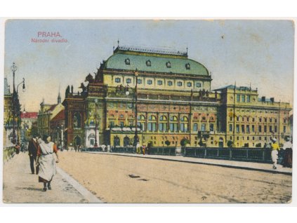 49 - Praha, oživená partie na mostě před Národním divadlem, cca 1910