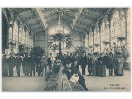 25 - Karlovy Vary, oživená partie u vnitřního vřídla, cca 1908