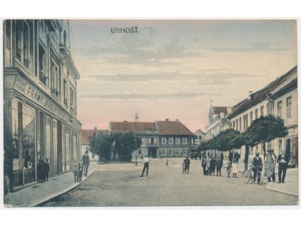 27 - Kladensko, Unhošť, oživená ulice s obchody, cca 1922