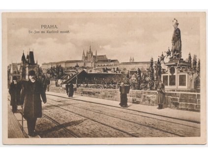 49 - Praha, lidé na Karlově mostě u sv. Jana, cca 1918